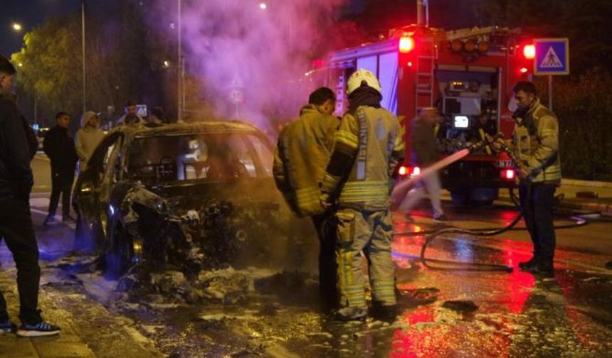 Seyir halindeki otomobil küle döndü