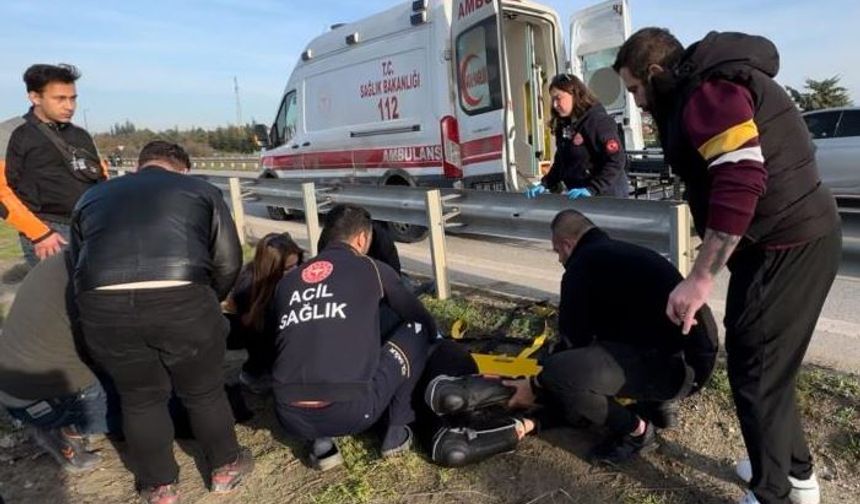 Motosikletle bariyere çarpan üniversite öğrencisi ağır yaralandı