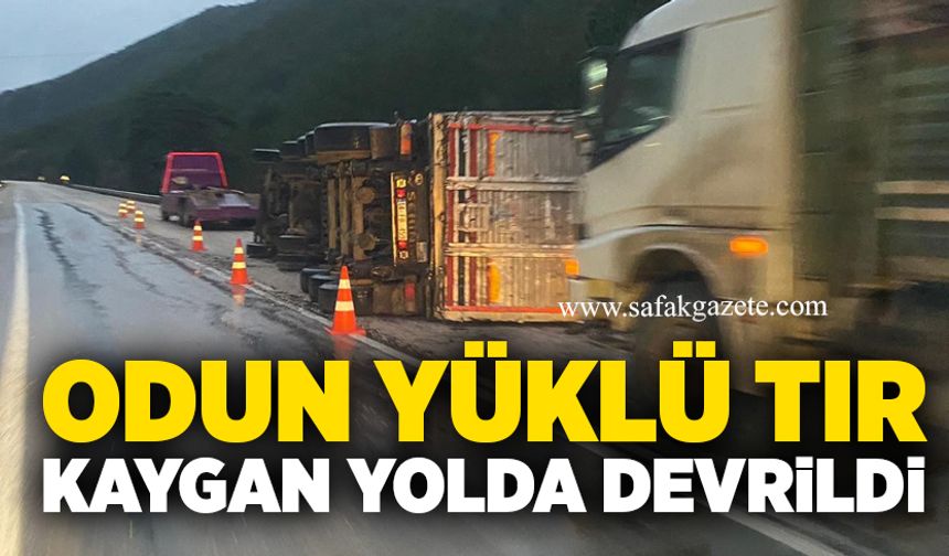 Odun yüklü tır, kaygan yolda devrildi