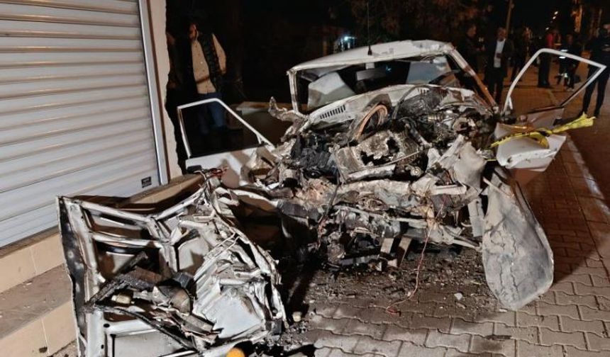 Otomobil konteynere, kamyonete ve evin duvarına çarptı