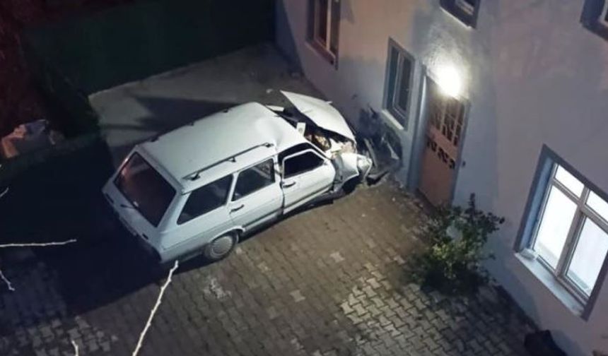 Otomobil evin duvarına çarptı: 1 ölü, 1 yaralı