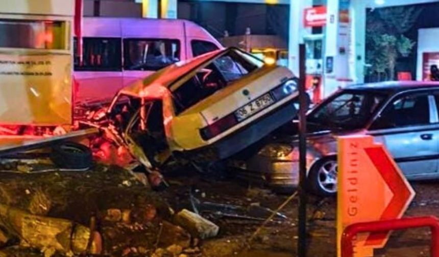 Park halindeki araçlara çarpan otomobil hurdaya döndü: 1 ölü, 1 ağır yaralı