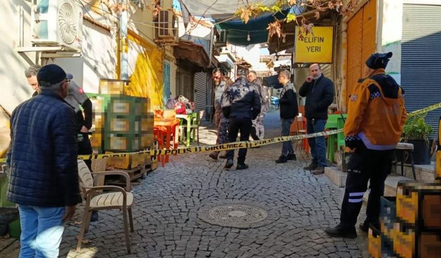 Sandalyede otururken bıçaklanarak öldürüldü