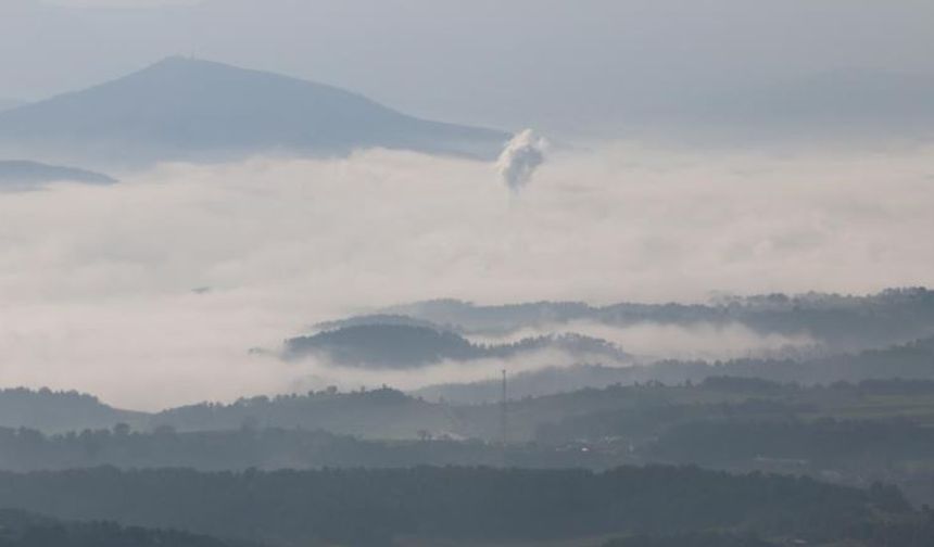 Tarihi ilçe sis tabakası altında kaldı