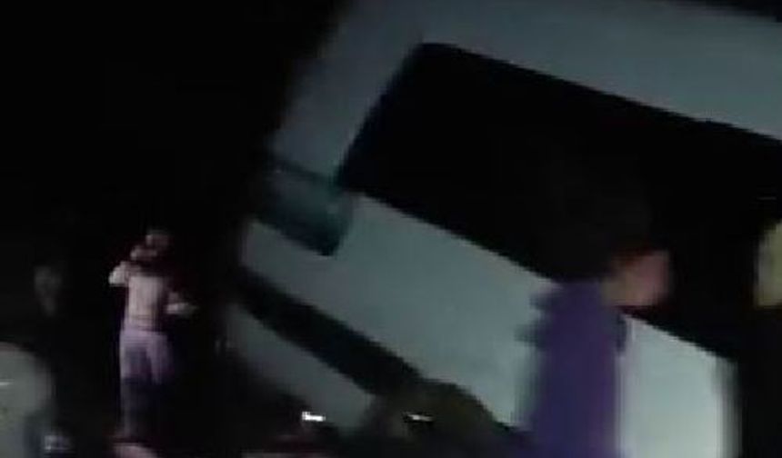 Yolcu minibüsü şarampolde asılı kaldı, faciadan dönüldü