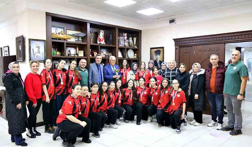 Şampiyon basketçilerden ziyaret