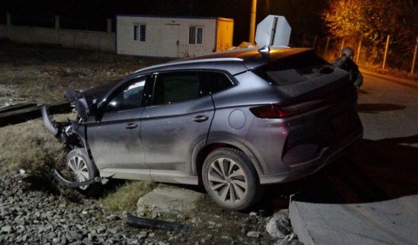 Yük treni hemzemin geçitte otomobile çarptı: 5 yaralı