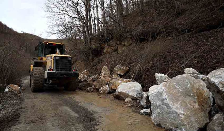 Heyelan sonrası ekipler hızla harekete geçti