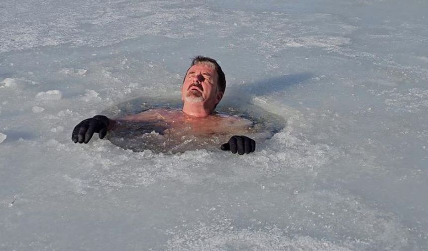 6 yıldır buz tutan göle giren dağcı sosyal medyada