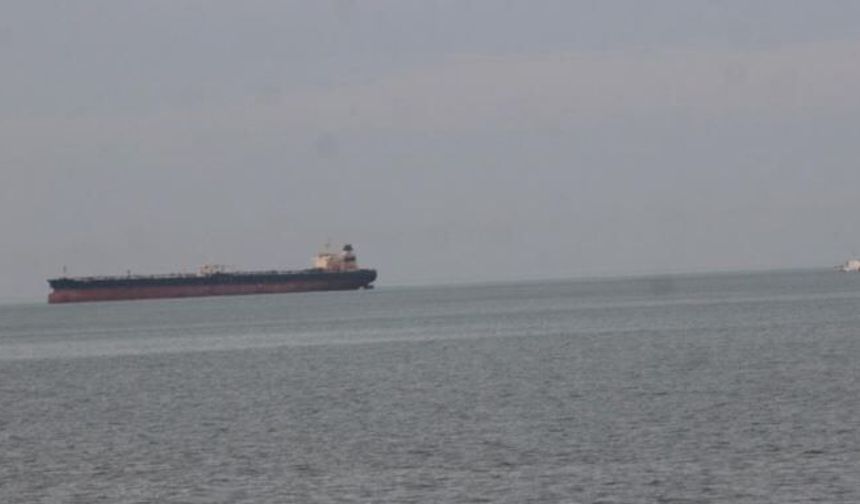 Karadeniz’de Dron Saldırısına Uğrayan Petrol Tankeri İnebolu’ya Demirlendi