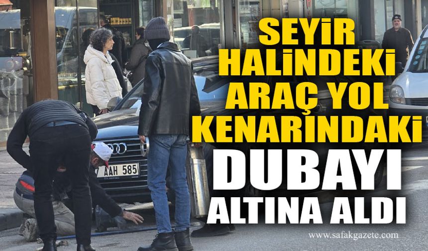 Seyir halindeki araç yol kenarındaki dubayı altına aldı