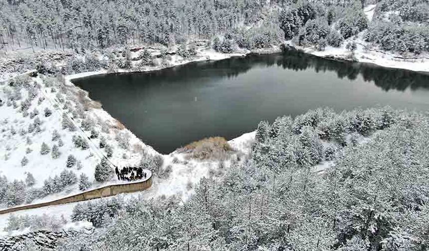 Tuzaklı Göleti kış manzarasıyla mest ediyor