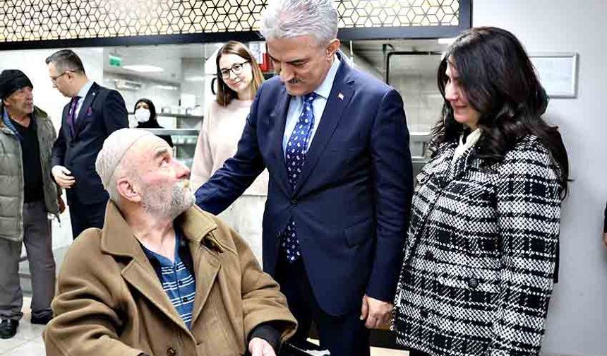 Vali Makas ve eşi, Neriman Çilingir huzurevini ziyaret etti