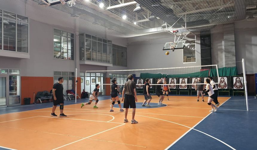 Voleybol sahasında enerji dolu etkinlik