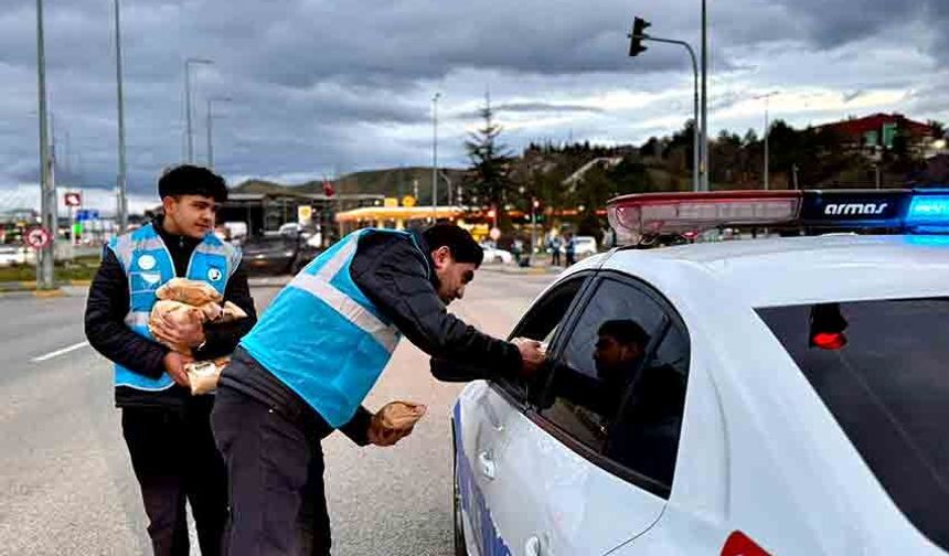 AK Parti Gençlik Kollarının "İftara 5 Kala" geleneği sürüyor