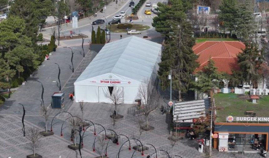 Bolu'da iftar çadırı kent meydanına kuruldu