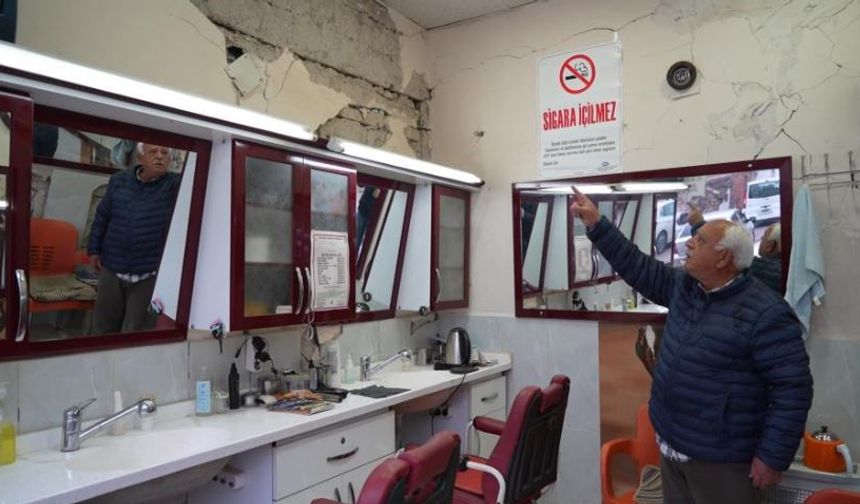 Depremin Yıktığı Mahallede Berber Cuma Demir Ayakta