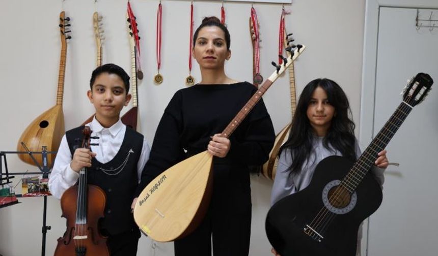 Depremzede anne ve çocuklarından müzikle umut