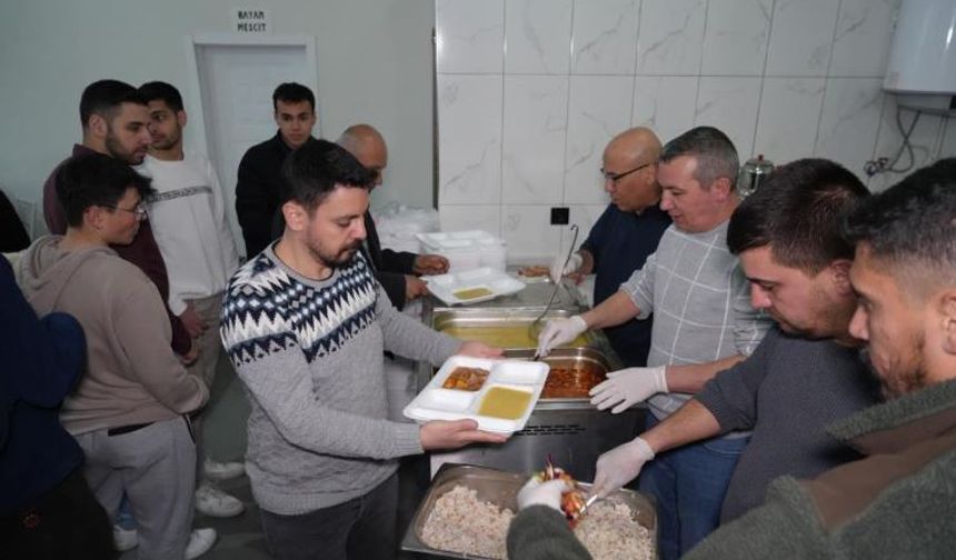 Köyde Evlerde Yemek Yok, Herkes Ortak İftarda