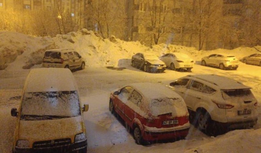 Gece Bastıran Kar Kenti Beyaza Bürüdü