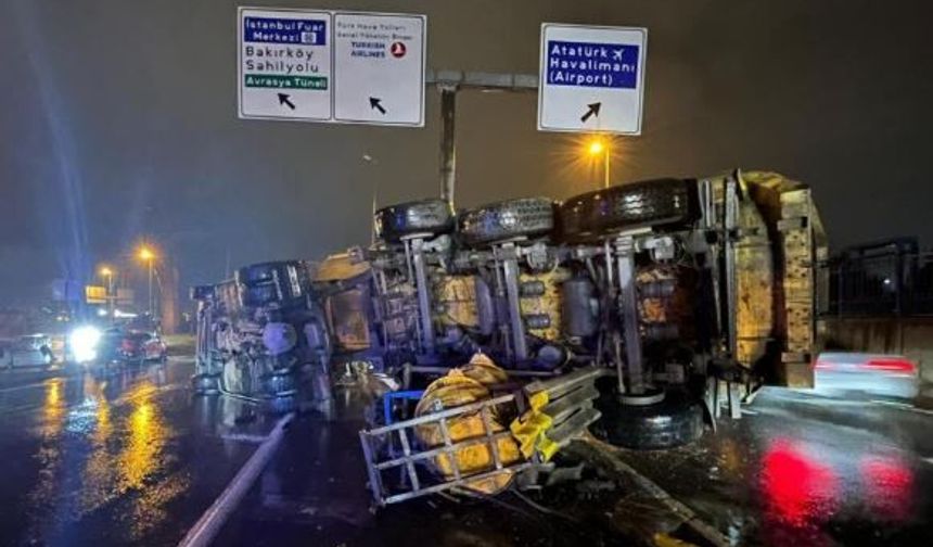 Bakırköy’de Hafriyat Kamyonu Devrildi: 2 Yaralı