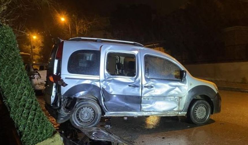 Kocaeli’de Minibüs ile Ticari Araç Çarpıştı