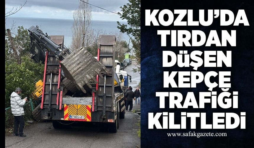 Kozlu’da tırdan düşen kepçe trafiği kilitledi
