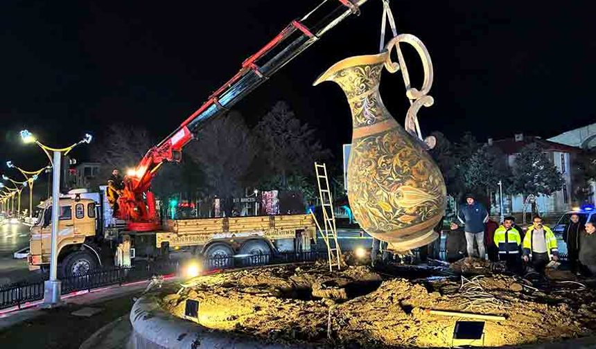 Şehrin simgesi bakır sürahi kaldırıldı