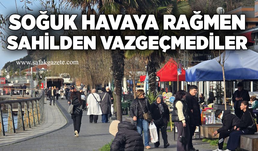 Soğuk havaya rağmen sahilden vazgeçmediler