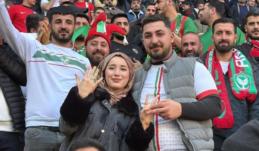 Tribünde romantik anlar; Taraftarların alkışları arasında evlilik teklifi