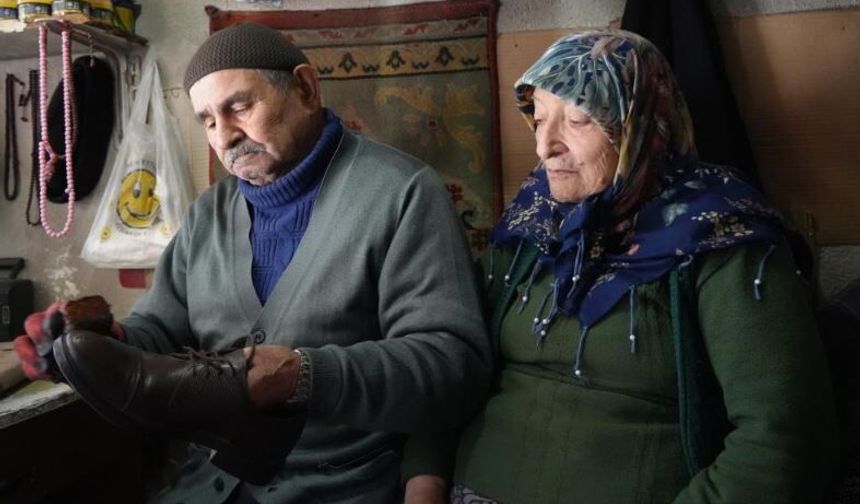 64 yıllık ayakkabı tamircisi, her sabah dükkanını eşiyle açıyor