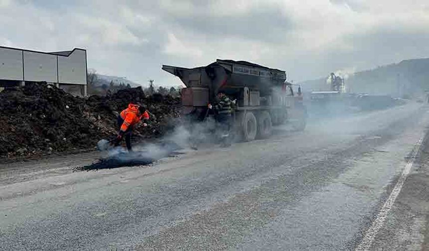 Ağır tonajlı kamyonların bozduğu yollar bakıma alındı