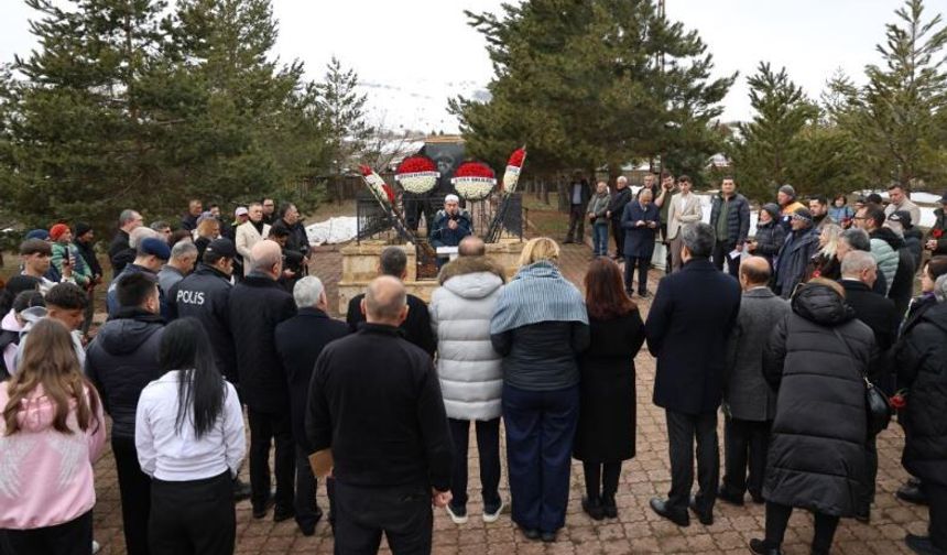 Âşık Veysel vefatının 53. yılında anıldı
