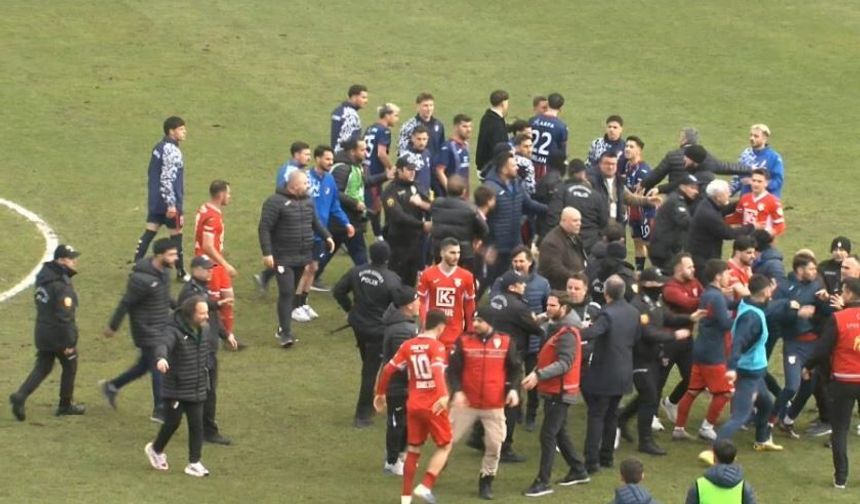 Düzcespor - Sebat Gençlikspor maçı sonrası saha karıştı