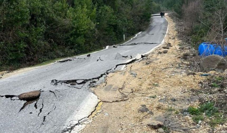 Heyelan sebebiyle çatlaklar oluşan yol ulaşıma kapatıldı