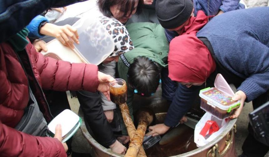 Mesir Macunundan alabilmek için kazanın içine girdiler