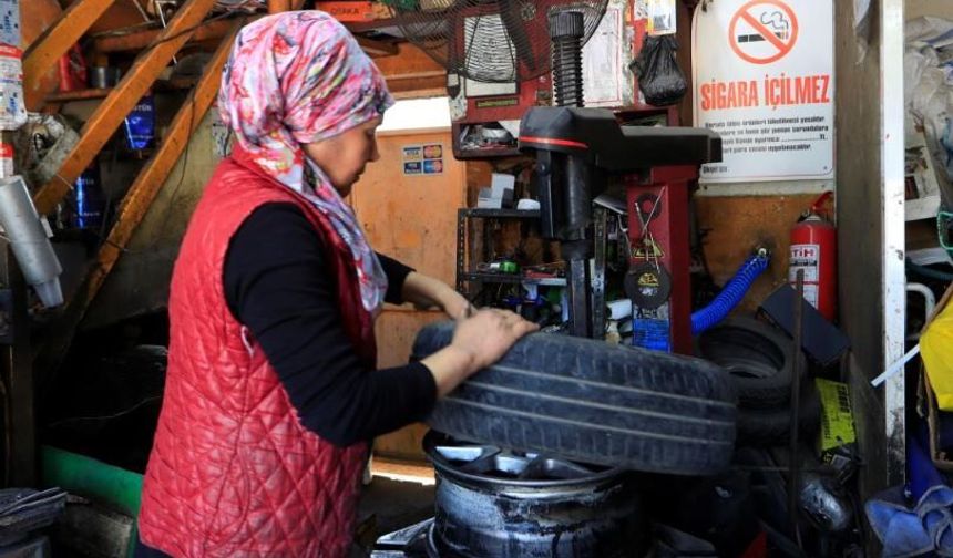 Antalya’da kadın lastik ustası görenleri şaşırtıyor