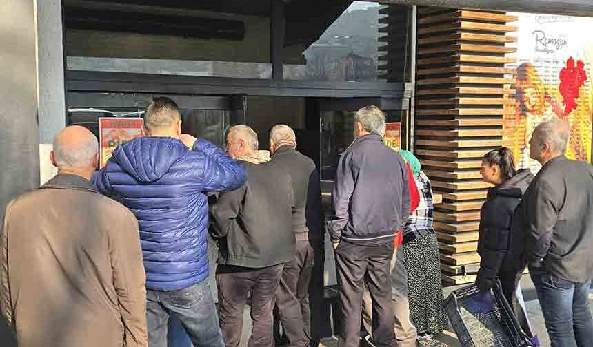 Zonguldak’ta Vatandaşlar Pide İçin Sıraya Girdi