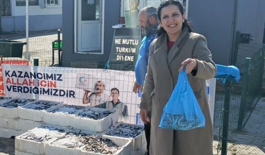 Edirne'de 350 kilogram hamsi dağıtıldı
