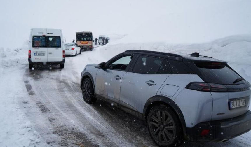 Kar ve tipi 50 kişiyi yolda bıraktı, ekipler kurtardı