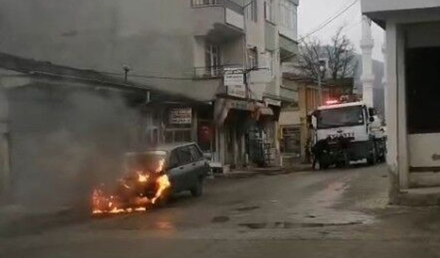 Seyir halindeki otomobil alev aldı, araç kül oldu
