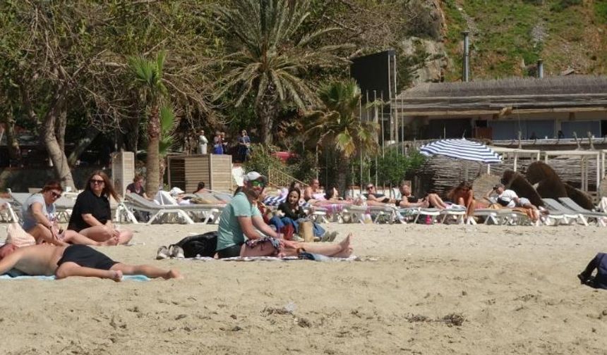 Soğuk Ülkeye Yaz Sürprizi: Alanya Sahilleri Tıklım Tıklım
