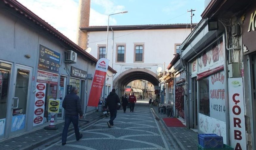 Altından yol geçen cami görenleri şaşırtıyor!