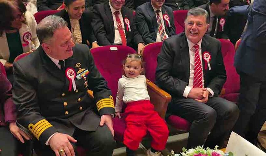 Annesinden elinden kurtulan minik, Vali Arslan'ın koltuğuna oturdu