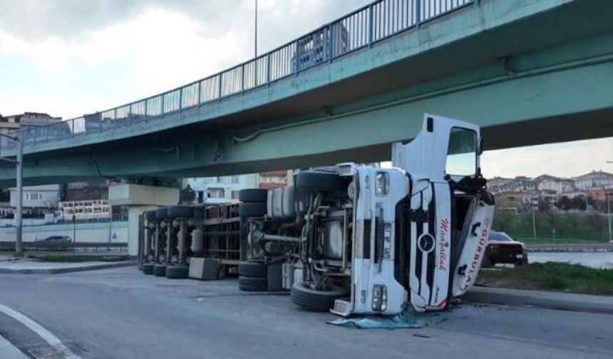 Virajı Alamayan TIR Devrildi, Trafik Durdu