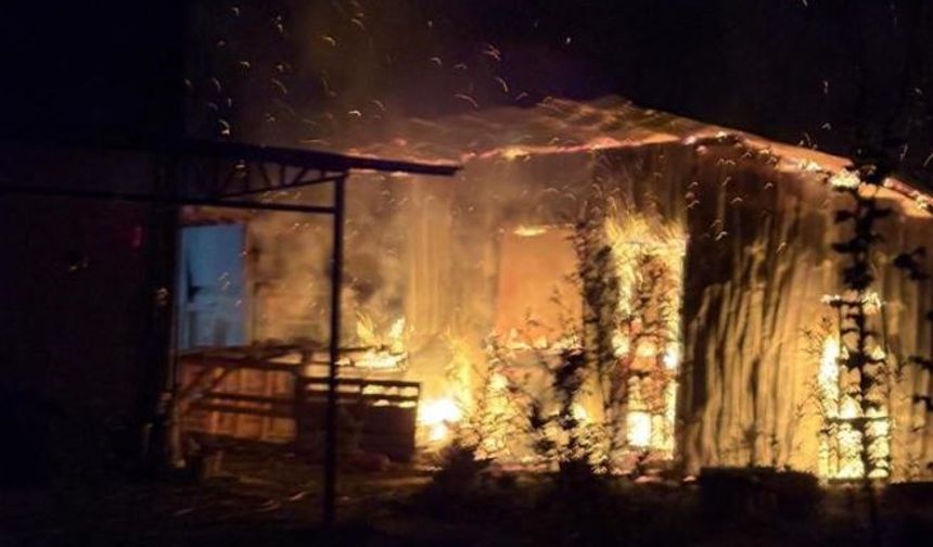 Düzce’de ev yangını: Alevler geceyi aydınlattı
