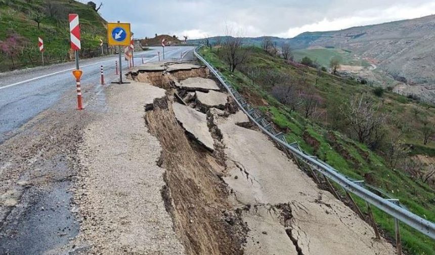 Eruh kara yolunda heyelan: Yolun bir bölümü çöktü