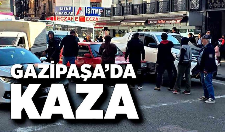 Gazipaşa Caddesi’nde kaza, trafik birbirine girdi