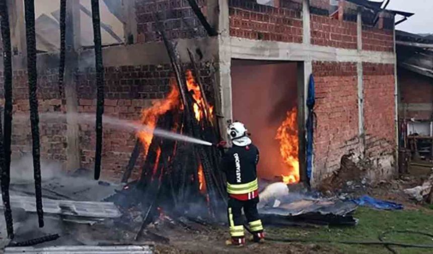 Kastamonu’da samanlık yangını: Alevler evi sardı