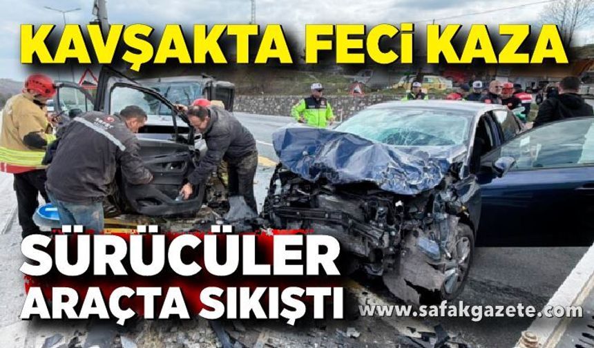 Kavşakta feci kaza: Araçlarda sıkışan sürücüleri itfaiye kurtardı